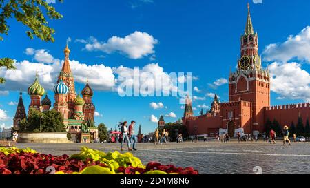 Moskau - 23. Juli 2020: Menschen gehen auf dem Roten Platz neben der Basilius`s Kathedrale und dem Kreml in Moskau, Russland. Dieser Ort ist berühmte Touristenattraktion Stockfoto
